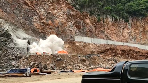 Video: Cận cảnh nổ mìn, phá đá đào hầm xuyên núi bên bờ vịnh Hạ Long