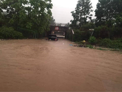 Hà Nội mưa suốt buổi sáng, Đại lộ Thăng Long ngập sâu gần 1m