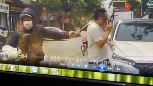 Video: Đang đi bộ, người đàn ông bị tên cướp giật phăng chiếc dây chuyền