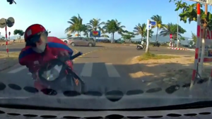 Video: Dán mắt vào điện thoại, shipper tông thẳng đầu ô tô 