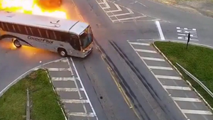 Video: Sau cú va chạm, xe buýt bốc cháy như quả cầu lửa trên đường