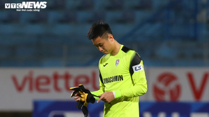 Cựu thủ môn U23 Việt Nam mắc sai lầm, HLV Quảng Ninh ôm đầu bất lực