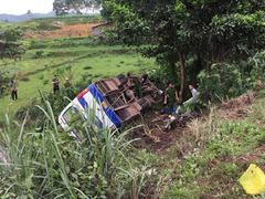 Ô tô chở công nhân lật ngửa sau va chạm xe máy, hơn 30 người thương vong