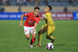 Lee Nguyễn lĩnh thẻ đỏ, CLB TP.HCM thua ngược Nam Định