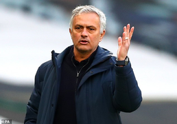 Vì sao Tottenham sa thải Mourinho?