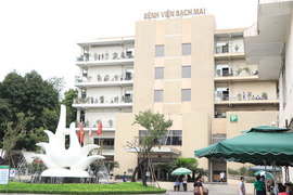 221 nhân viên Bệnh viện Bạch Mai nghỉ việc, bệnh nhân nói gì?