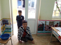 Nghị lực vươn lên của chàng trai 21 tuổi đến trường bằng đôi tay