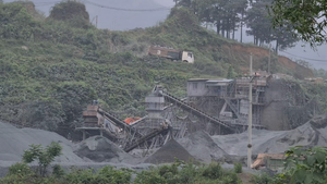 Video: Mỏ đá nổ mìn, trẻ giật mình thon thót, dân lo nhà sập bất cứ lúc nào