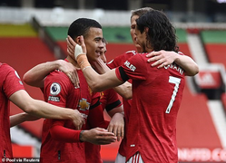 Đè bẹp Burnley, Man Utd quyết bám đuổi Man City