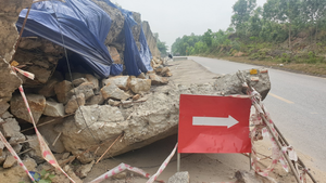 Ảnh: Sạt lở taluy dương Quốc lộ 14B, đất đá lổn nhổn trút xuống lòng đường