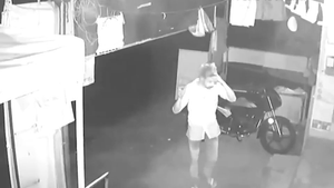 Clip: Tên trộm che mặt bằng túi nylon để 'né' camera