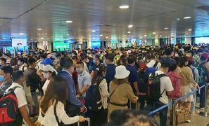 Sân bay Tân Sơn Nhất tắc nghẽn, ồn ào như chợ vỡ, ACV chỉ đạo khẩn