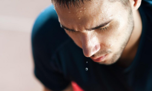 Vì sao nam giới thường đổ mồ hôi nhiều hơn phụ nữ?