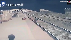 Video: Ngã xuống đường ray, em bé may mắn được cứu trước mũi tàu