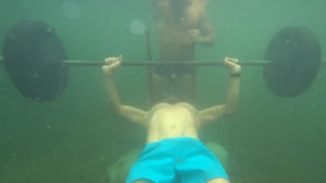 Video: Huấn luyện viên người Nga nâng tạ 77 lần dưới nước phá kỷ lục Guiness