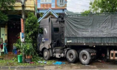 Container va chạm xe tải rồi lao vào nhà dân, 3 người thương vong
