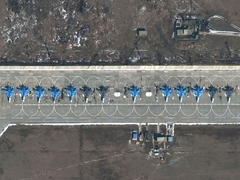 Ảnh vệ tinh cho thấy Nga điều động loạt chiến cơ và khí tài tới gần Ukraine