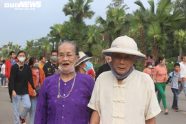 Cụ ông 90 tuổi dìu cụ bà vượt hơn trăm bậc đá dâng hương Vua Hùng