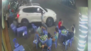Video: Lùi xe vào quán nhậu, tài xế ô tô thản nhiên bỏ đi