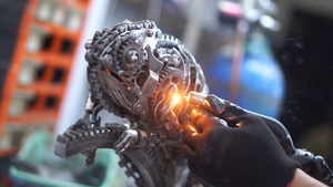 Video: Chàng trai biến phụ tùng ô tô, xe máy thành mô hình động vật