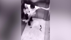 Clip: Chàng trai nhảy lên đu cổ bạn gái khi gặp rắn giả