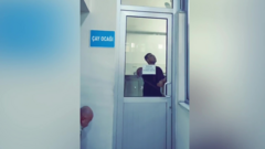 Clip: Chàng trai nổi đóa khi bị bạn chơi khăm