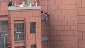 Video: Người đàn ông phản xạ kịp thời, cứu cô gái trẻ định nhảy lầu