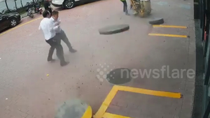 Video: Công nhân đang sơn đường, nắp cống nổ tung, bay lên không ở Trung Quốc 