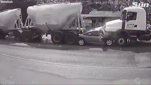 Video: Chạy giữa 2 xe bồn, xe hơi bị nghiền nát, cả gia đình chết thương tâm