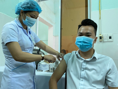 Quảng Nam tiêm 8.400 liều vaccine COVID-19 cho lực lượng tuyến đầu chống dịch