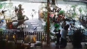Công an triệu tập tên côn đồ đánh người ngất xỉu trong quán cà phê