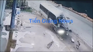 Video: Xe khách tông xe máy, học sinh lớp 8 chết thương tâm
