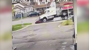 Video: Vượt đèn đỏ, xe hơi bị xe đầu kéo tông bay hàng chục mét