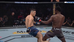 Video: Đá vào chân đối thủ, võ sĩ gãy gập chân trên sàn đấu