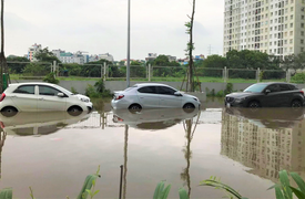 Ảnh: Hàng dài ô tô ngập sâu sau trận mưa như trút ở Hà Nội