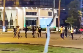 Truy tìm 2 nhóm thanh niên vác đao, kiếm chém nhau như phim lúc nửa đêm