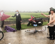 Học sinh lớp 4 ở Hà Tĩnh bị sét đánh chết trên đường đi học về