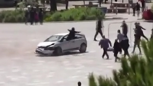 Video: Nam thanh niên nhảy vào ô tô, ngăn tài xế 'xe điên' ở quảng trường 