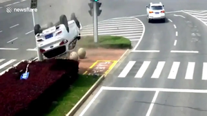 Video: Tài xế ngủ gật, ô tô lao thẳng vào cột điện trên đường