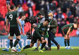 Son Heung-min khóc nức nở, bị cộng đồng mạng mỉa mai