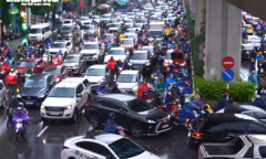 Ảnh: Hà Nội kẹt xe tứ phía, cây đổ ngổn ngang sau trận mưa lớn