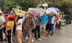 Người hâm mộ đội mưa chờ mua vé trận Thanh Hóa - HAGL
