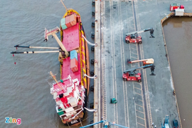 Giảm độ nghiêng tàu hàng làm rơi 18 container xuống sông Soài Rạp