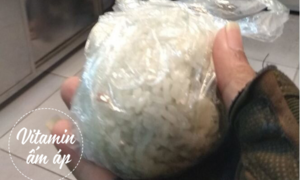 Rưng rưng câu chuyện gói xôi 'ăn cho đỡ đói' từ người dưng dành cho anh shipper