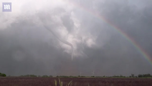 Video: Cầu vồng và lốc xoáy cùng xuất hiện tại Mỹ