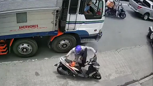 Video: Đang chạy trên đường, xe máy bốc cháy dữ dội 