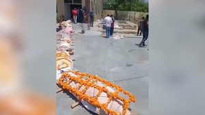 Video: Hàng dài thi thể nạn nhân COVID-19 chờ hoả táng ở Ấn Độ