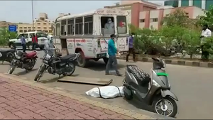 Video: Thi thể bệnh nhân COVID-19 văng ra khỏi xe cứu thương ở Ấn Độ