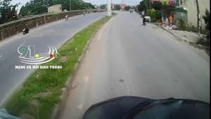 Video: Cố tình vượt ẩu, xe hơi bị container đâm xoay 90 độ