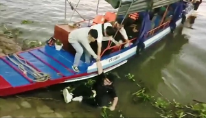Clip: Anh chàng hậu đậu rơi tòm xuống sông khi lên thuyền